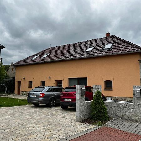 Prijemny Podkrovni Byt S Parkovanim Na Pozemku. Trsice ภายนอก รูปภาพ